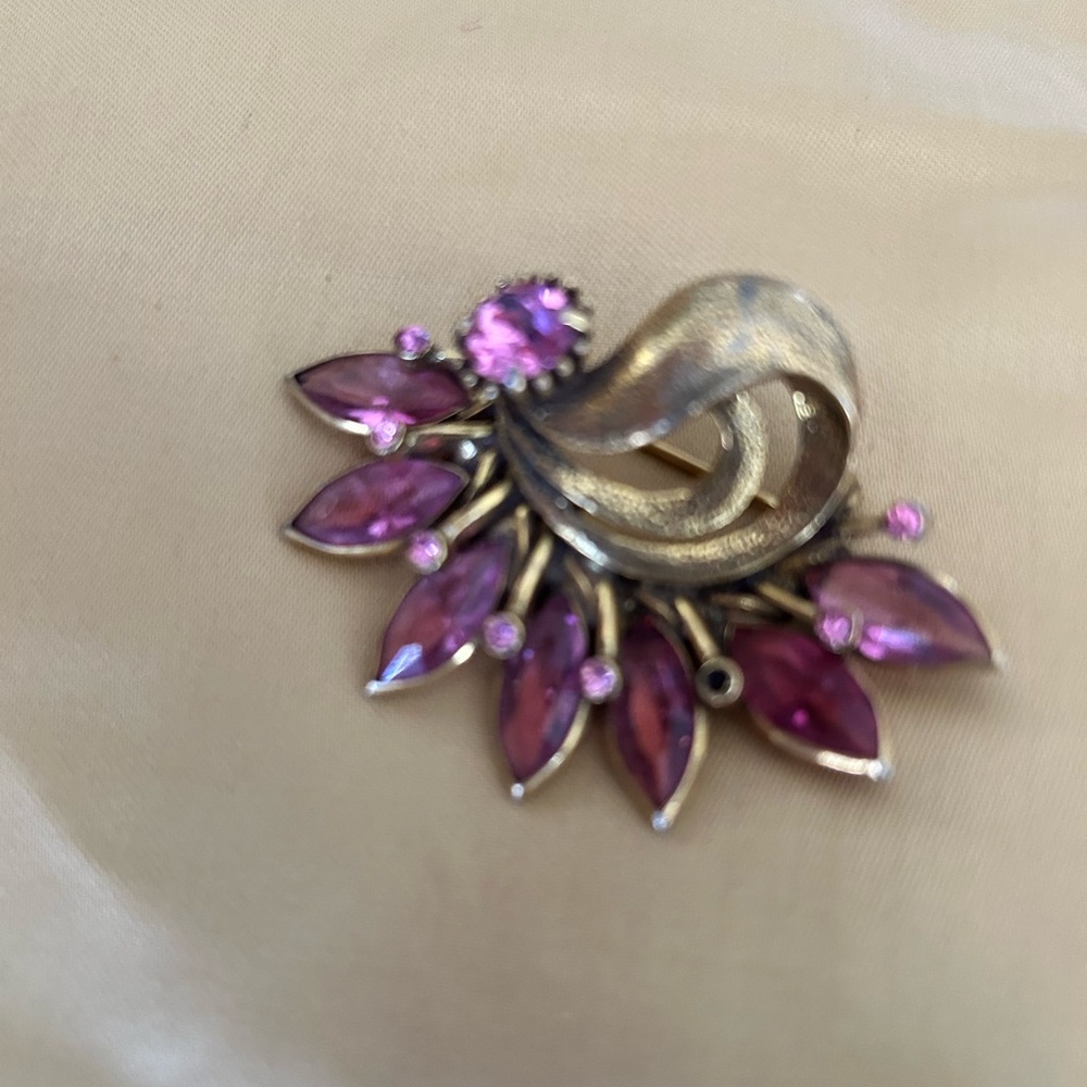 Vintage-Inspired Purple Marquise Leaf Brooch